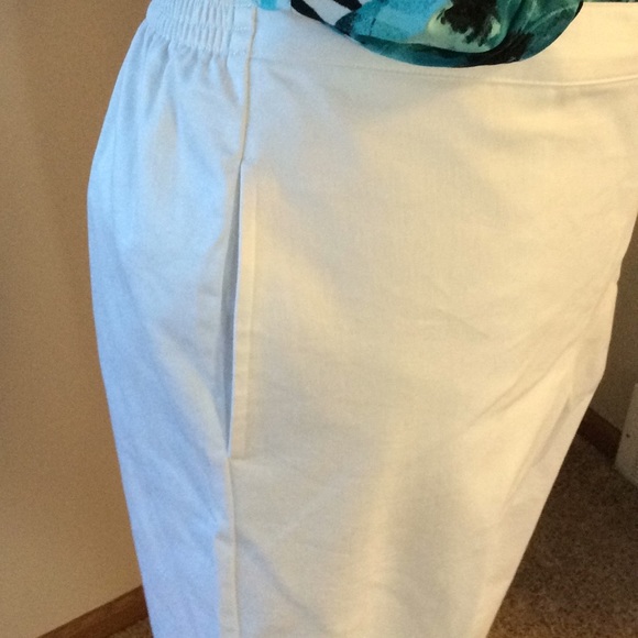 Alfred Dunner, Women’s, white, size 12P pants. - Picture 9 of 12